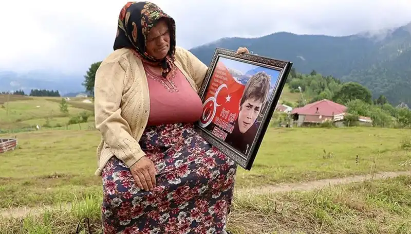 Eren Bülbül'ün Annesinin Bayramı DEM Parti Tarafından Unutulmadı