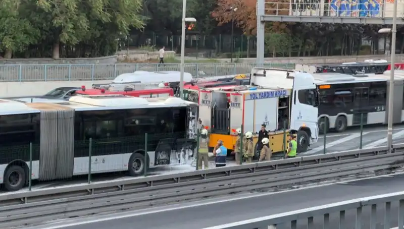İstanbul’da Metrobüs Yangını Trafiği Felç Etti, Yolcular Panikledi