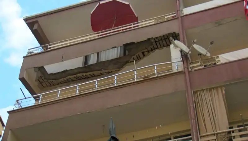 Güngören'de Beş Katlı Binanın Balkonu Çöktü: Yaşanan Korku Dolu Anlar