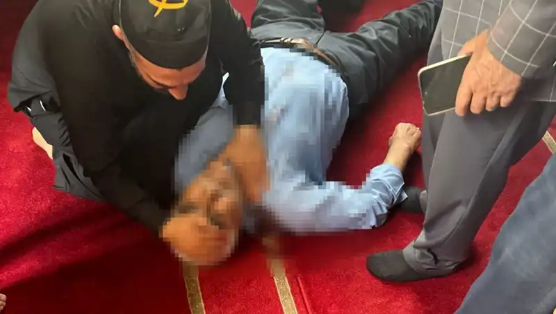 Caminin İçinde Yaşanan Bıçaklı Saldırı: Namaz Sırasında Dehşet Anları