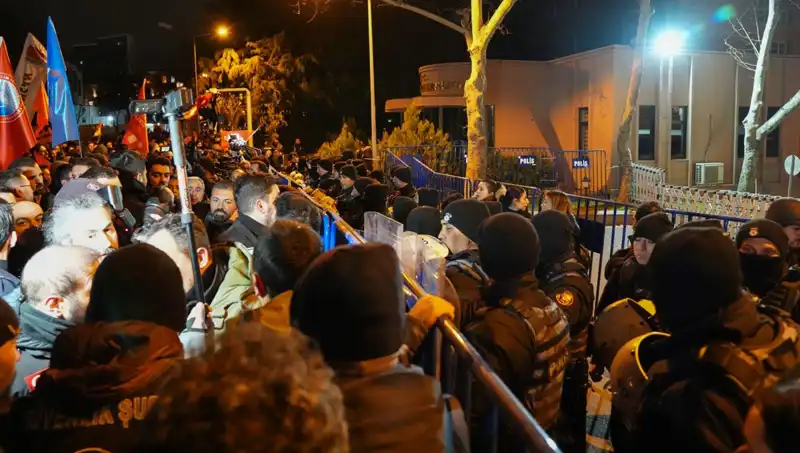 Ekrem İmamoğlu Protestolarında Şok Gelişmeler: 16 Polis Yaralandı, 53 Gözaltı