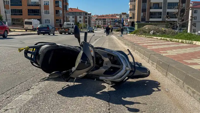 Uşak'ta Trafik Kazası: Hafif Ticari Araç Motosikletle Çarpıştı, 1 Kişi Hayatını Kaybetti