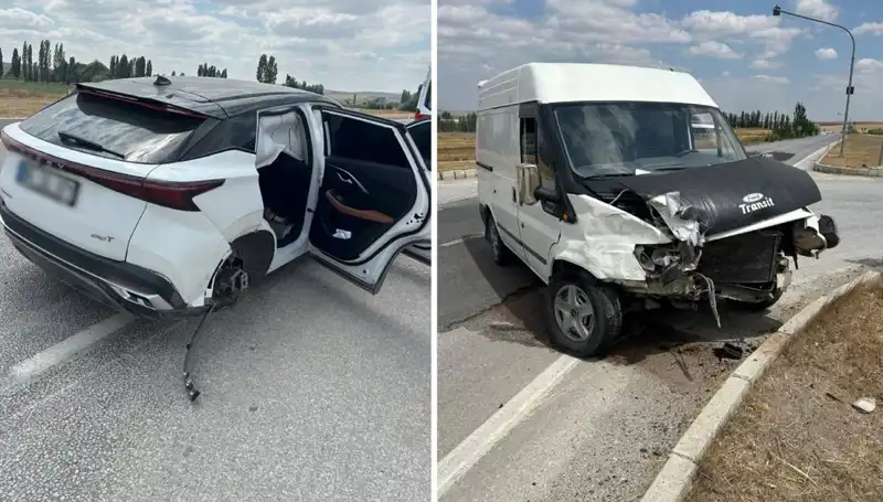 Çorum'da Kafa Kafaya Çarpışma: Sürücüler Hastaneye Kaldırıldı