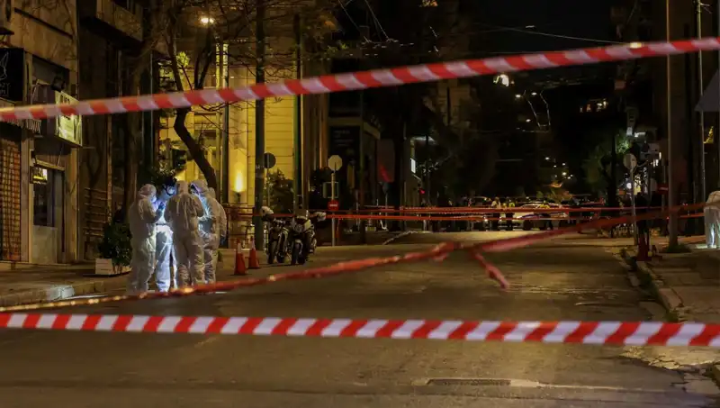 Atina'da Bomba Paniği: Şüpheli Çanta Patladı, Kent Karıştı!