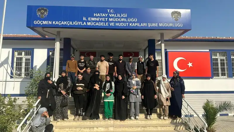 Göçmen Kaçakçılığı: Minibüste 24 Kaçak Göçmen Yakalandı