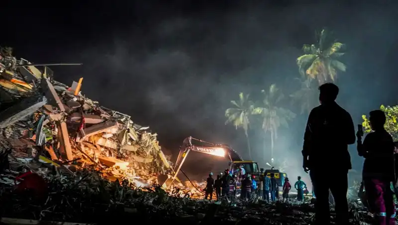Myanmar'da Üç Gün Sonra Enkazdan Sağ Çıkan İnsan, Umutları Tazeliyor