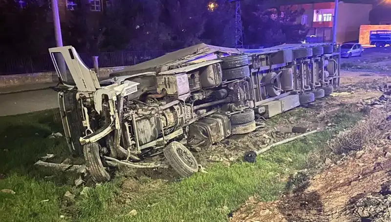 TIR Devrildi, Yolda Korku Dolu Anlar: 6 Yaralı!