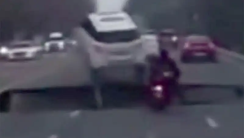 Güney Kore Otoyolunda Dev Çukur: Motosikleti Yutan Kaza