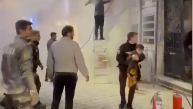 Beyoğlu’nda Yangın Panik Yarattı: Çocuk İlginç Bir Kurtuluş Hikayesiyle Kurtarıldı!