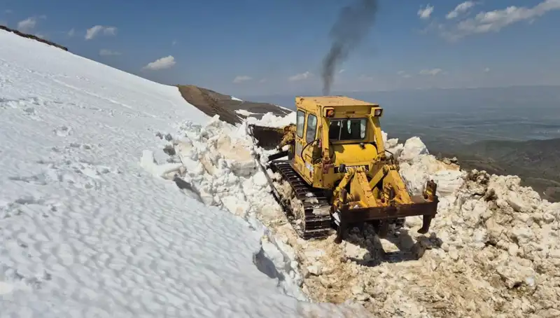 Nisan Ayında 2 Metre Yüsekliğinde Kar, Yol Açma Çalışmaları Zorlu Geçiyor