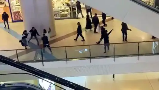 İstanbul'da AVM'de Kan Donduran Kavga! Güvenlik Kameralarına Yansıdı