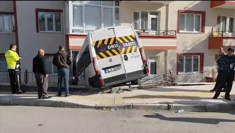 Okul Servisi Balkona Girdi: İki Öğrenci Hastaneye Kaldırıldı