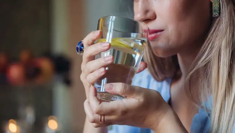 Aç Karnına 1 Litre Su İçmenin Faydaları: Sabah Rutinlerinizi Yenileyin