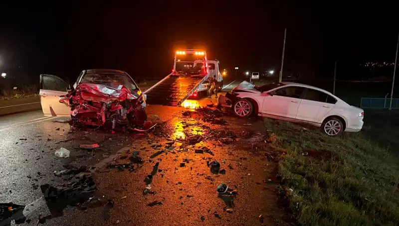 Çanakkale'de Korkunç Kaza: İki Araç Çarpıştı, 3 Kişi Hayatını Kaybetti