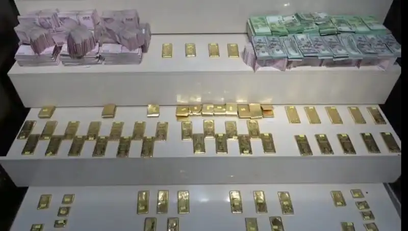 Van Havalimanı'nda Kaçak Altın ve Paraya Büyük Darbe