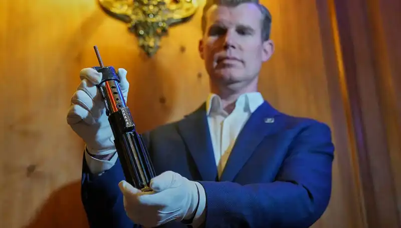Darth Vader'ın Işın Kılıcı Rekor Fiyata Satıldı!