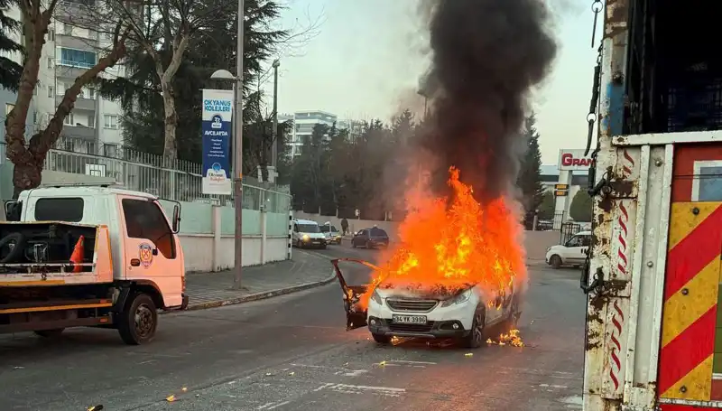 Alev Alev Yanan Araç, Trafikte Dehşet Anları Yarattı!
