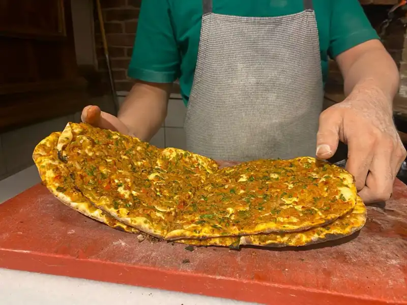 İstanbul'da Lahmacun Fiyatları Arasında Uçurum: Farklar Neden Bu Kadar Büyük?