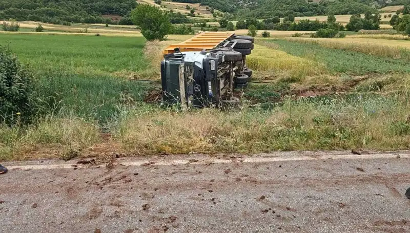 Tokat’ta Devrilen Kamyon Korkunç Bir Kazaya Neden Oldu: Şoför Hayatını Kaybetti