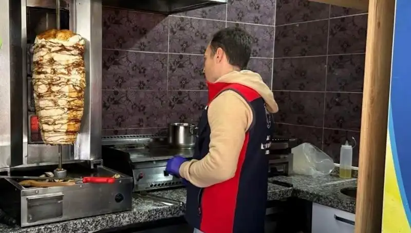 Tavuk Döner Alarmı: Türkiye'deki İşletmelere Yönelik Baskınlar Artıyor