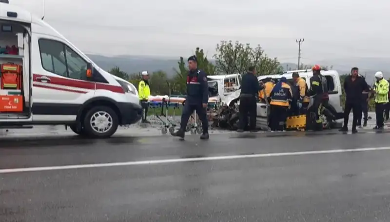Denizli’de Feci Trafik Kazası: İki Araç Kafa Kafaya Çarpıştı
