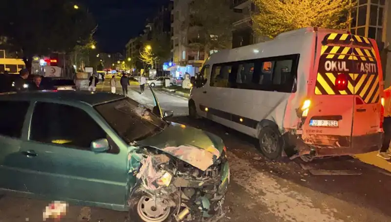 Otomobil Servis Minibüsüne Çarpınca 6 Kişi Yaralandı