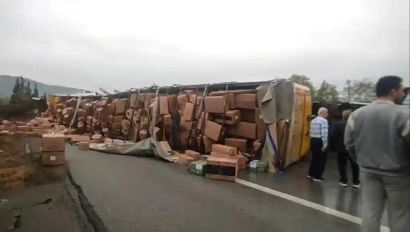 TEM Otoyolu'nda TIR Devrildi: Ankara Yolu Trafiğe Kapatıldı