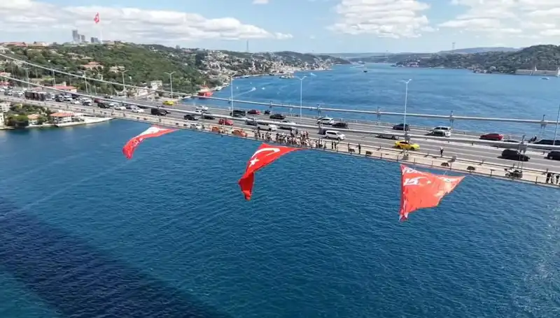 Türk Bayrağı, İkonik Köprüye Asıldı: Bir Ulusun Gururu