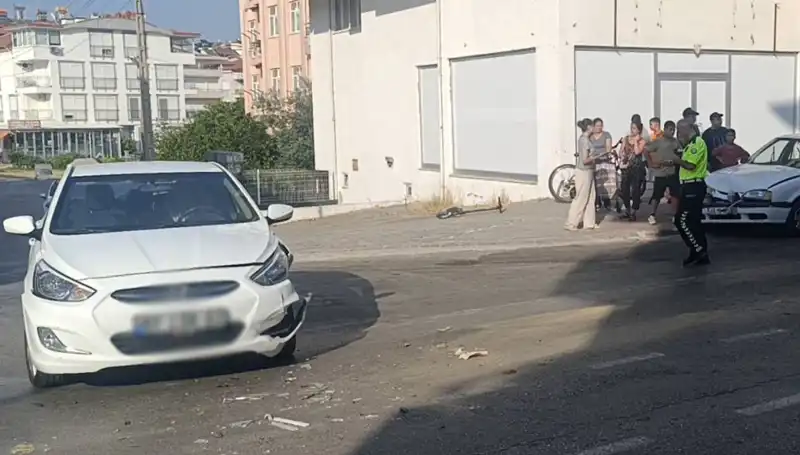 Antalya'da İki Otomobil Çarpıştı, Trafik Durumu Kaosa Dönüştü