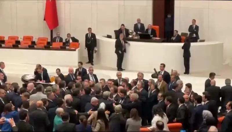Mecliste Kavga Çıkan Olay: Emekli İkramiyesi Tartışması Gündemi Sarstı