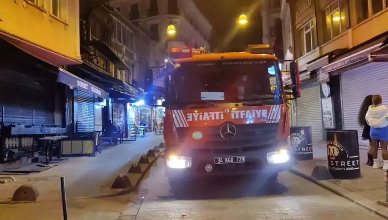 Beyoğlu'nda Asansör Boşluğuna Düşen Müşteri Şok Etti: Yaralanma Detayları
