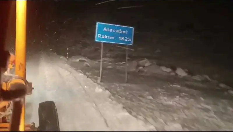 Antalya'da Kar Sürprizi: Şehir Beyazlara Büründü!