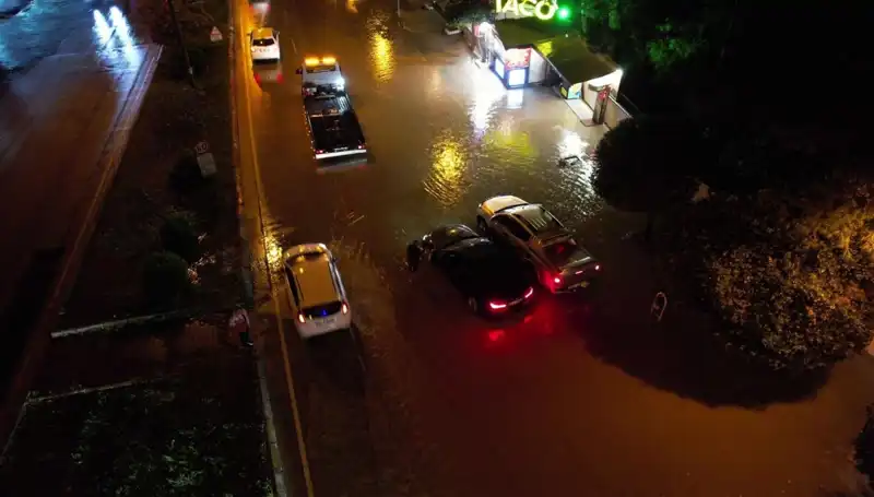 Adana'da Sağanak Yağış Alarmı: Cadde ve Yollar Sular Altında Kaldı